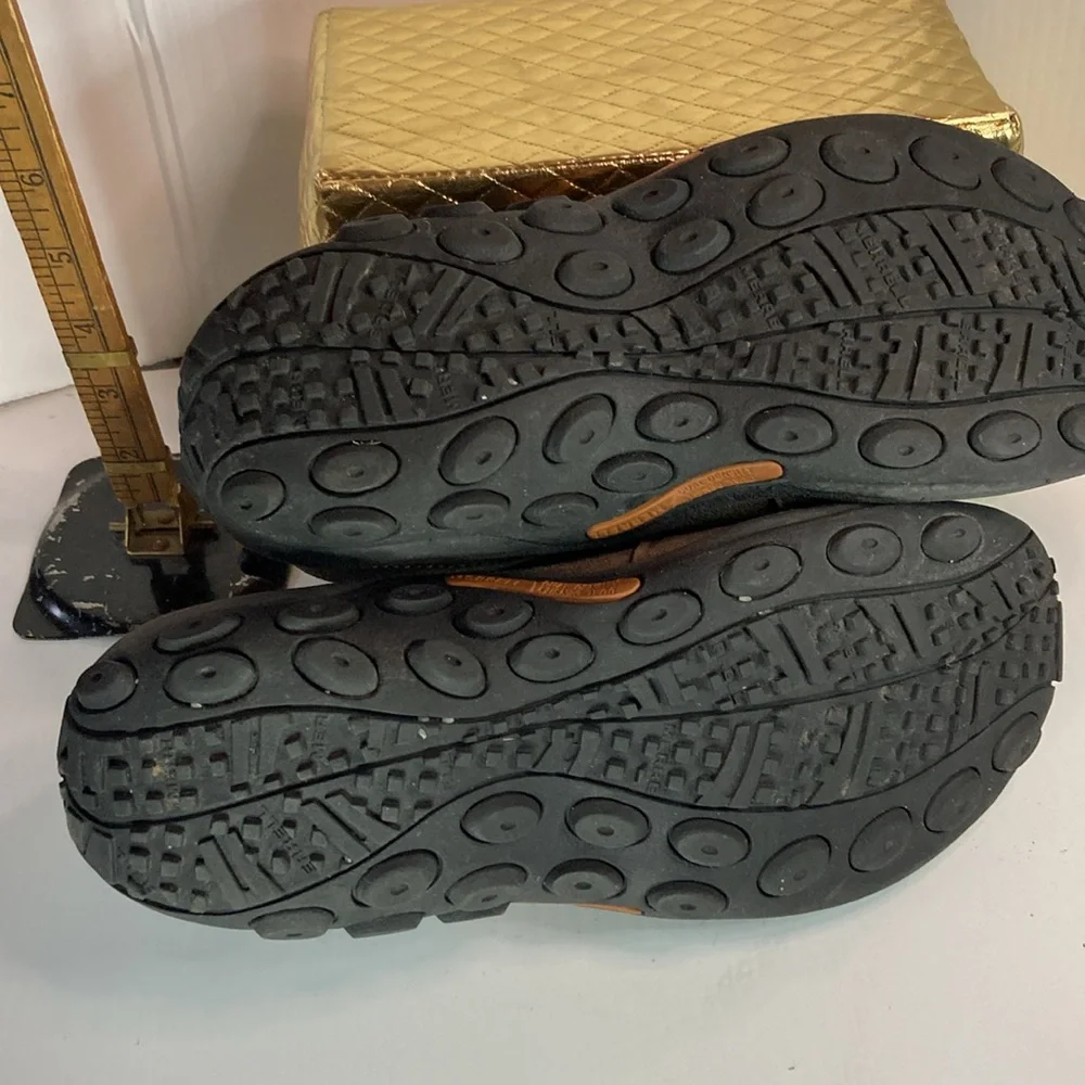 Men’s‎ 8 Merrell brown chukka slip ons. Rugged sole. Box 16